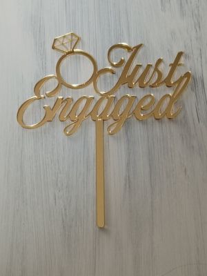 Топер "Just engaged" от златен акрил
